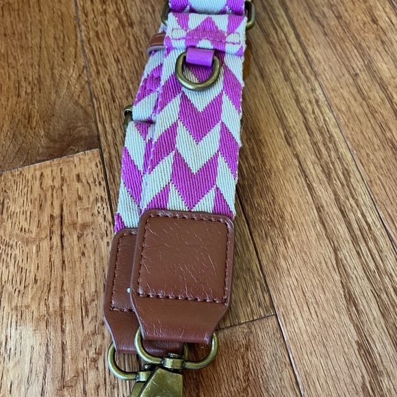 Universal Thread coin purse with adjustable crossbody chevron strap in magenta. - Picture 4 of 7
